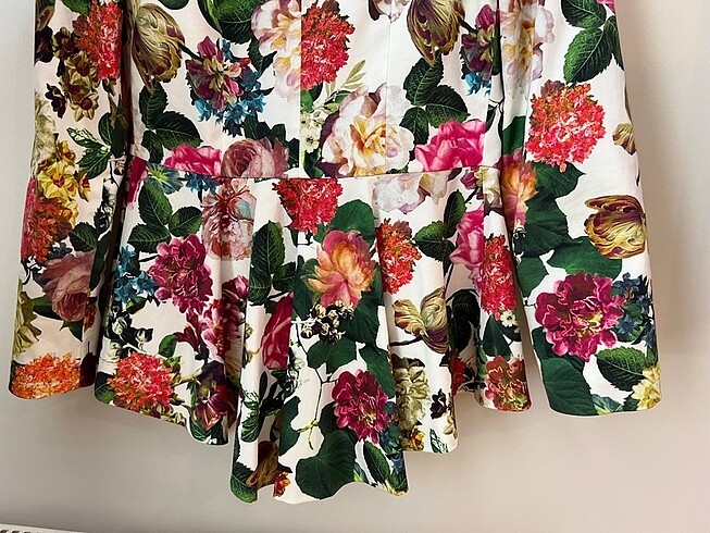 l Beden Butik Ürünü arkası uzun fırfır detaylı Çiçekli Ceket