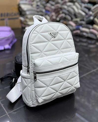 Prada sırt çantası