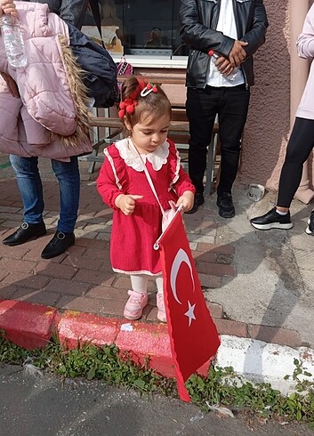 Kız çocuk kırmızı elbise
