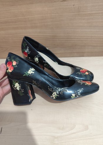 Zara Siyah Cicekli Blok Topuklu Kadin Ayakkabi