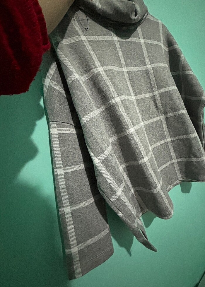 Kare desenli gri kazak - Görsel 3