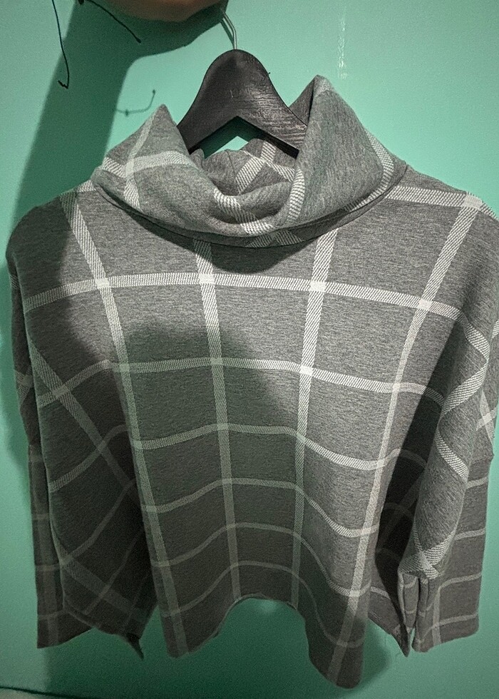 Kare desenli gri kazak - Görsel 4