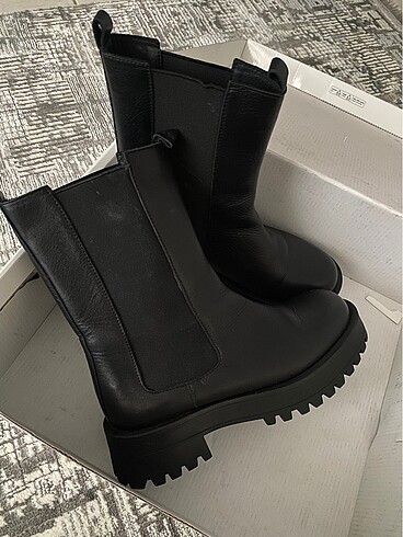 DEICHMANN BOT