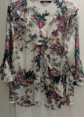 LC Waikiki LC Waikiki Çiçek Desenli kruvaze V Yakalı Fırfırlı Kadın Bluz