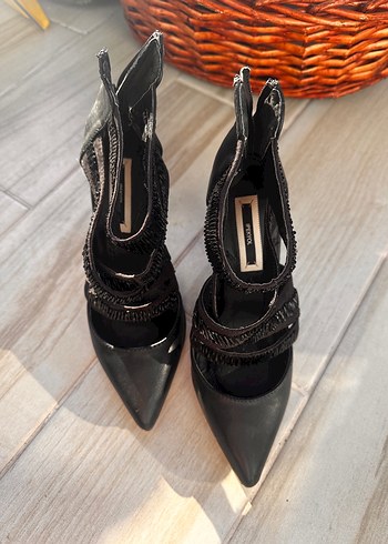 Siyah Deri, Tokalı Gotik Stiletto
