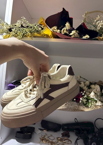 Beyaz Bağcıklı Minimalist Stiletto Topuklu Sneakers
