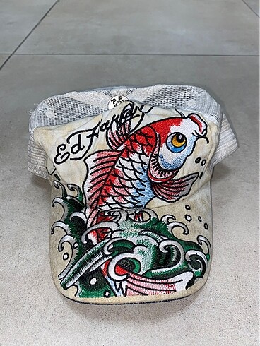Ed hardy şapka kirli sadece depoda olduğu için