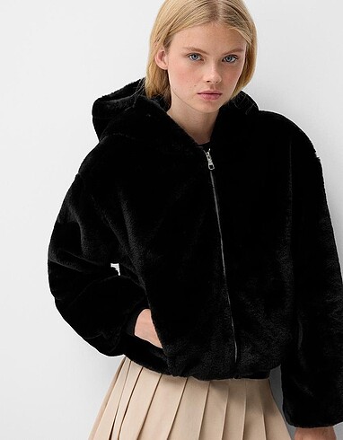 Bershka siyah yumuşak kapüşonlu kürk mont
