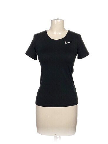 Nike T-shirt %70 İndirimli.