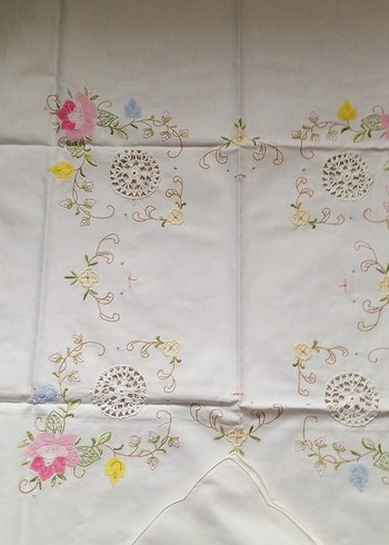 Nakışlı Beyaz Pastel Masa Örtüsü - Görsel 2