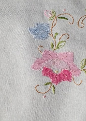 Nakışlı Beyaz Pastel Masa Örtüsü - Görsel 4