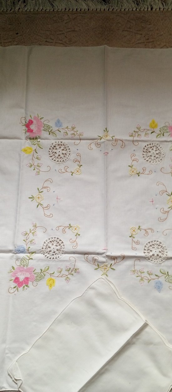 Nakışlı Beyaz Pastel Masa Örtüsü - Görsel 2