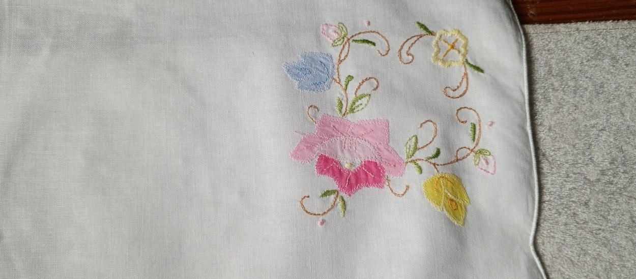 Nakışlı Beyaz Pastel Masa Örtüsü - Görsel 4