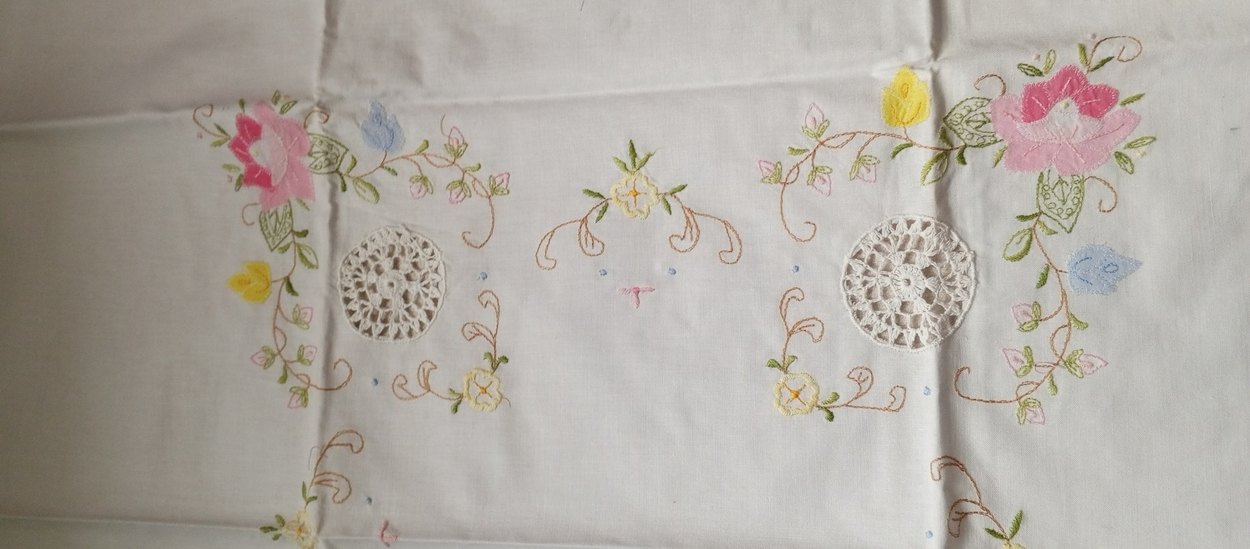 Nakışlı Beyaz Pastel Masa Örtüsü - Görsel 3