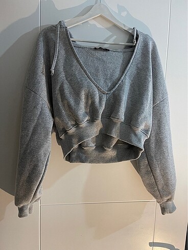 Gri kapüşonlu sweatshırt