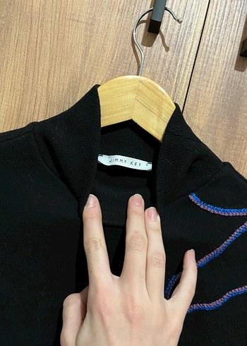 Nakışlı Siyah Boğazlı Triko Kazak - Görsel 2