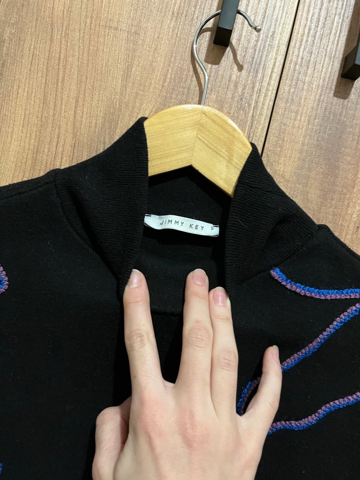 Nakışlı Siyah Boğazlı Triko Kazak - Görsel 2