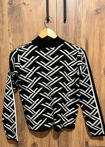 Siyah Beyaz Desenli Boğazlı Kadın Kazak - Görsel 3