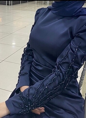 Kolu taş detaylı lacivert saten abiye - Görsel 3