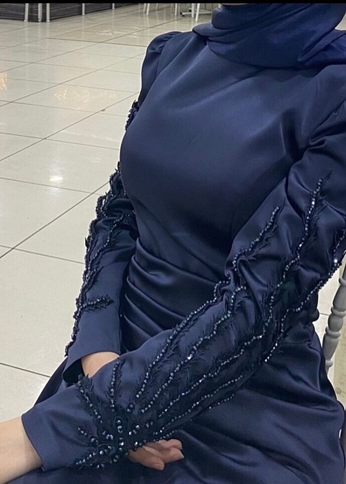 Kolu taş detaylı lacivert saten abiye - Görsel 3