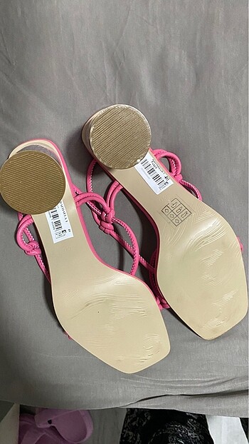 Elle pembe topuklu ayakkabı
