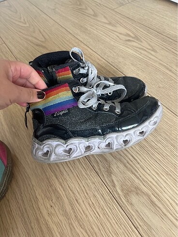 32 Beden Skechers kız çoçuk bot