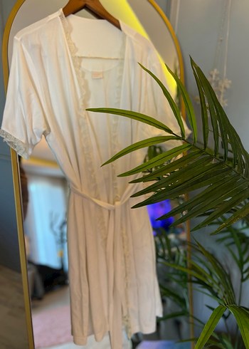 Nakış Detaylı Bohem Uzun Beyaz Kadın Sabahlık - Görsel 4