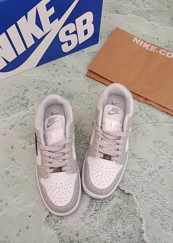 39 Beden Nike Beyaz Gri Yılan Desenli Kadın Spor Ayakkabı