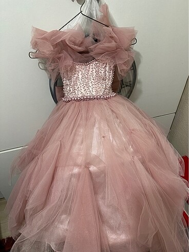 Pembe gelinlik