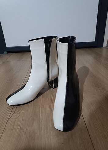 Nine West Nine West Bot
