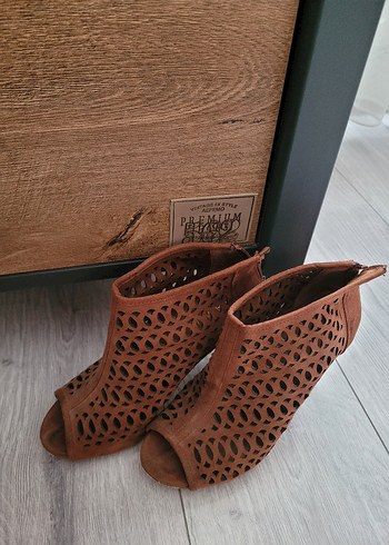Kahverengi Süet Desenli Topuklu Kadın Ayakkabı