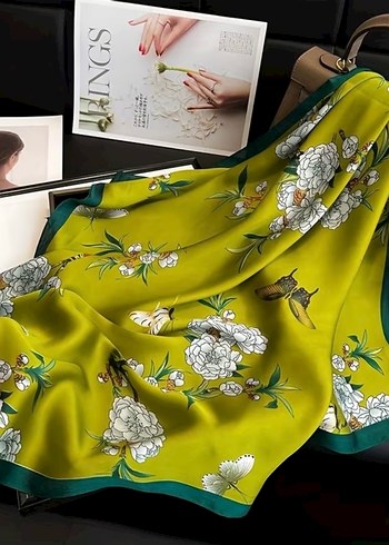 Yeşil çiçek desenli ipeksi Fular - Görsel 3