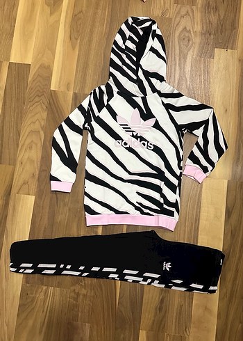 Adidas Kız Çocuk Zebra Desenli Kapüşonlu Eşofman Takımı