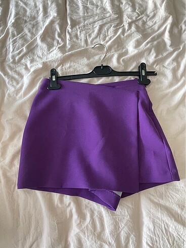 Zara Zara mor şort etek, ürünün beli biraz daraltılmıştır