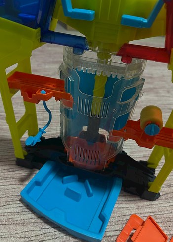 Renkli Hot Wheels Stunt & Splash Araba Yıkama Seti - Görsel 2