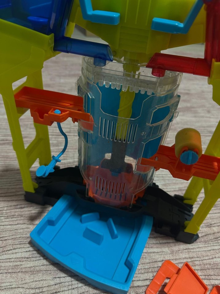 Renkli Hot Wheels Stunt & Splash Araba Yıkama Seti - Görsel 2