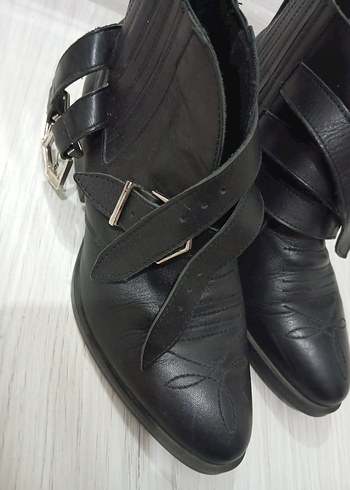 Siyah Deri Tokalı Blok Topuklu Kadın Bot - Görsel 2