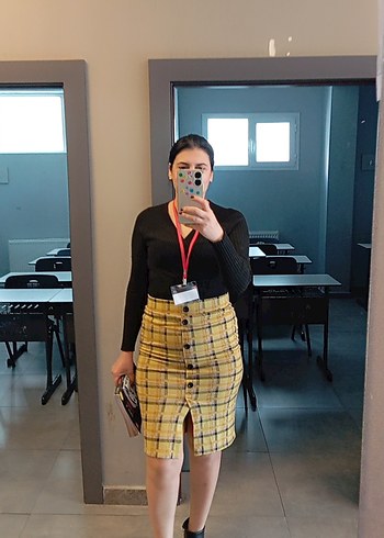 Siyah Kruvaze Bluz ve Ekose Kemerli Midi Etek - Görsel 2