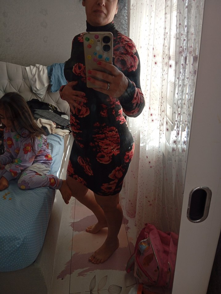 Karanlık Pembe Çiçek Desenli V Yaka Midi Elbise - Görsel 3