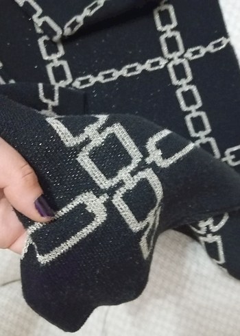 Zincir Detaylı Siyah Desenli Kadın Kazak - Görsel 3