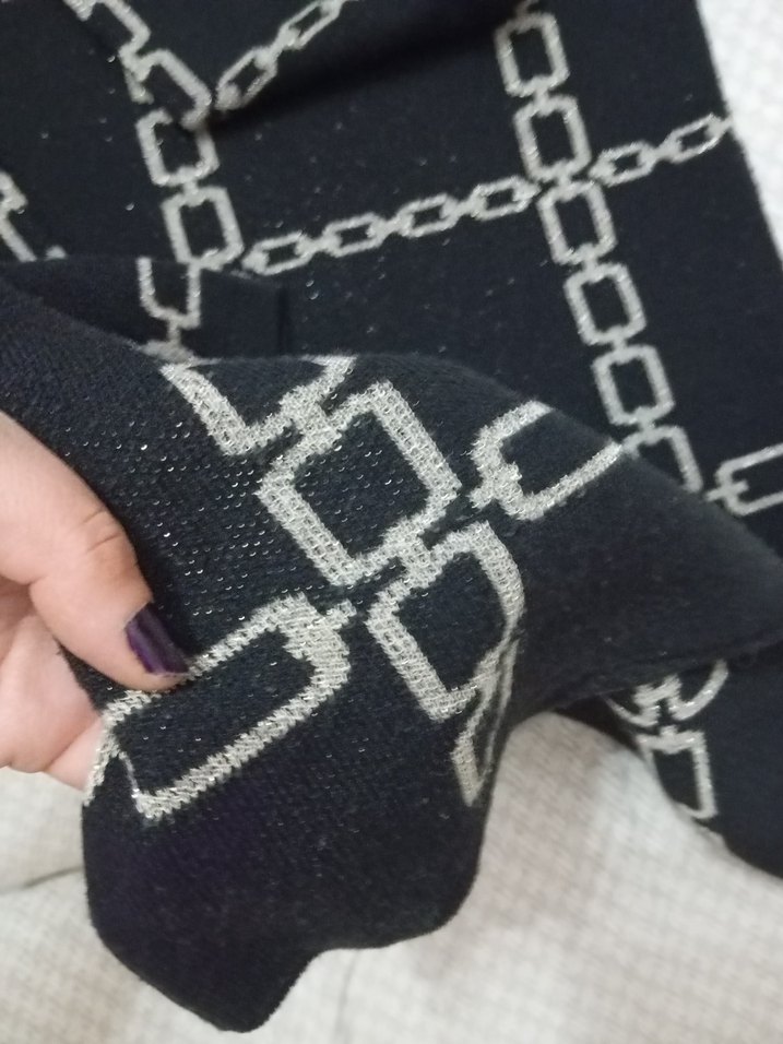 Zincir Detaylı Siyah Desenli Kadın Kazak - Görsel 3