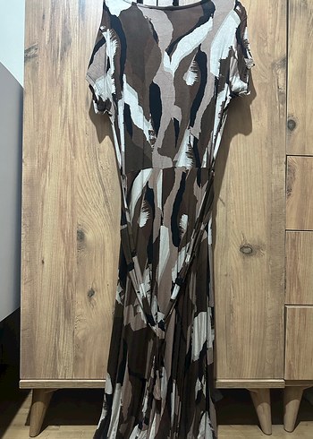 Kadın V Yakalı Uzun Kahverengi Batik Elbise - Görsel 3