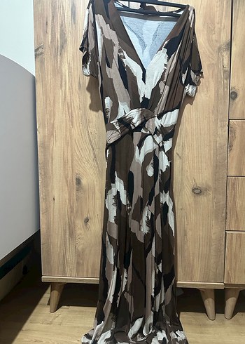 Kadın V Yakalı Uzun Kahverengi Batik Elbise - Görsel 2