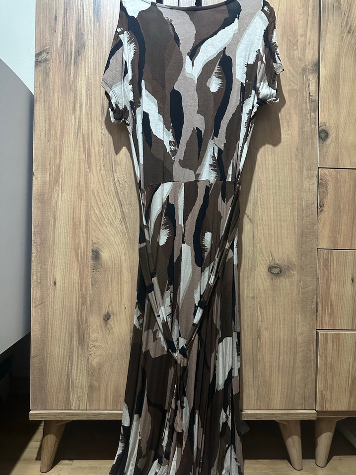 Kadın V Yakalı Uzun Kahverengi Batik Elbise - Görsel 3