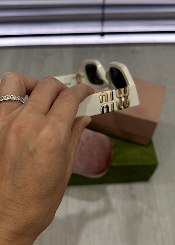 Miu Miu Beyaz Cerceveli Sik Gunes Gozlugu
