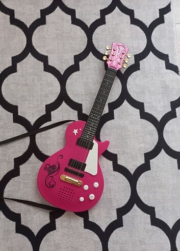 Tuşlu telli askılı gitar