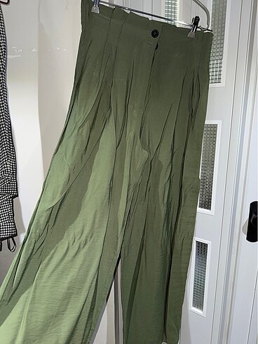 Bershka Bershka - Yüksek bel pileli kumaş pantolon