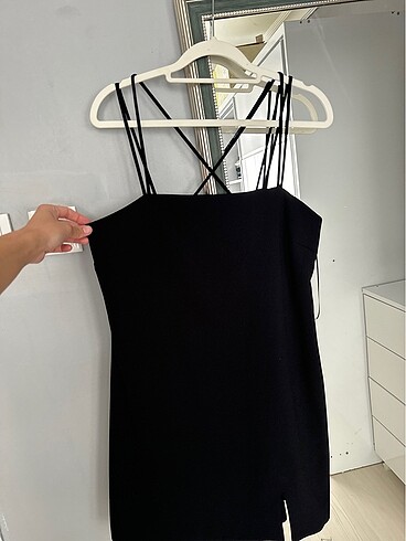 Zara siyah askılı kumaş mini elbise