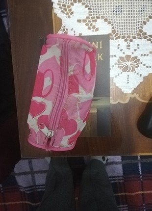 Makyaj çantası ve kitap 