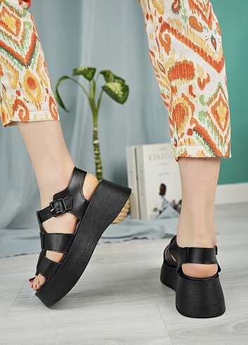 Platform topuklu siyah sandalet